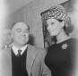 Sophia Loren e Carlo Ponti sorridono ai fotografi