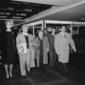 Sophia Loren e Carlo Ponti camminano all'interno d ...