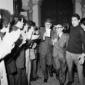 Emilio Lusso passa tra alcune persone che applaudo ...