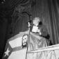 Emilio Lussu tiene un discorso dal palco