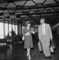 Dawn Addams e Duncan MacDonald camminano all'aerop ...