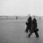 Harold Macmillan cammina sulla pista di Ciampino c ...