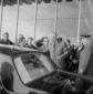 Harold Macmillan si appresta a salire su un'auto a ...