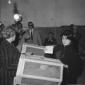 Anna Magnani colta mentre infila la scheda nell'ur ...