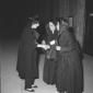Anna Magnani stringe la mano ad una suora; totale