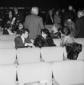Anna Magnani e il figlio Luca conversano seduti in ...