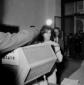 Anna Magnani colta vicino all'urna elettorale; tot ...