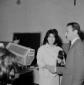 Anna Magnani stringe la mano ad un uomo, probabilm ...