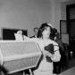 Anna Magnani colta mentre infila la scheda nell'ur ...