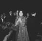 Anna Magnani colta in teatro tra la folla