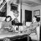 Anna Magnani conversa con un giornalista durante u ...