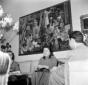 Anna Magnani conversa con due giornalisti durante  ...