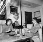 Anna Magnani fuma e conversa con un giornalista du ...