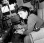 Anna Magnani fuma seduta sul divano del salotto di ...
