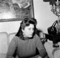 Anna Magnani seduta sul divano nel salotto di casa ...