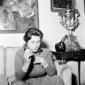 Anna Magnani fuma una sigaretta durante un'intervi ...
