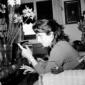 Anna Magnani, di profilo, risponde alle domande di ...