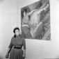 Anna Magnani posa vicino ad un suo ritratto