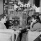 Anna Magnani conversa con due giornalisti seduti n ...