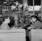 Anna Magnani conversa con due giornalisti durante  ...