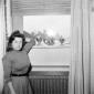 Anna Magnani posa vicino ad una finestra in casa s ...