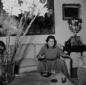 Anna Magnani conversa con alcuni giornalisti fuori ...