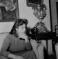 Anna Magnani seduta sul divano con un'espressione  ...
