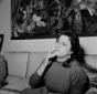 Anna Magnani fuma una sigaretta seduta sul divano  ...