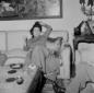 Anna Magnani si passa una mano tra i capelli sedut ...