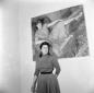 Anna Magnani posa sotto ad un suo ritratto