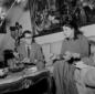 Anna Magnani conversa con i giornalisti durante un ...