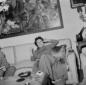 Anna Magnani fuma seduta sul divano durante un'int ...