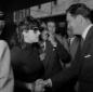 Anna Magnani stringe la mano ad un uomo alla Stazi ...