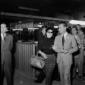 Anna Magnani cammina alla Stazione Termini al brac ...