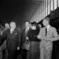 Anna Magnani cammina alla stazione Termini al brac ...
