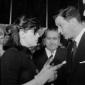 Anna Magnani parla con un uomo di profilo sotto lo ...