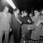 Anna Magnani conversa con alcune persone alla Staz ...