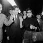 Anna Magnani conversa con alcune persone camminand ...
