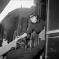 Anna Magnani saluta alcune persone dal treno