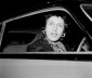 Anna Magnani colta a bordo di un'auto
