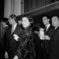 Anna Magnani fuma in teatro tra alcune persone