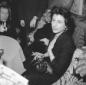 Anna Magnani fuma seduta ad un tavolino