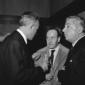 Giacomo Manz conversa con Giulio Einaudi e un alt ...