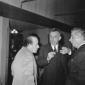 Giacomo Manz conversa con Giulio Einaudi e un alt ...