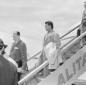 Jean Marais scende le scalette di un aereo all'aer ...