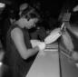 Giulietta Masina scrive appoggiata al bancone dell ...