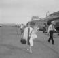 Giulietta Masina cammina sulla pista dell'aeroport ...