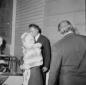 Giulietta Masina e Federico Fellini vicino ad un'a ...