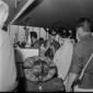 Lea Massari conversa con una donna al bancone del  ...