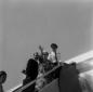Elsa Maxwell sulla scaletta di un aereo a Fiumicin ...